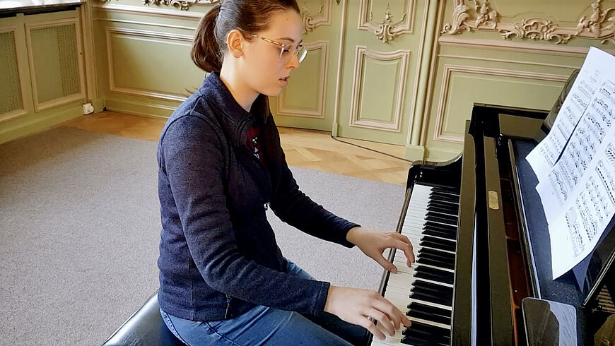 Vivien Schmalz spielt Mozart